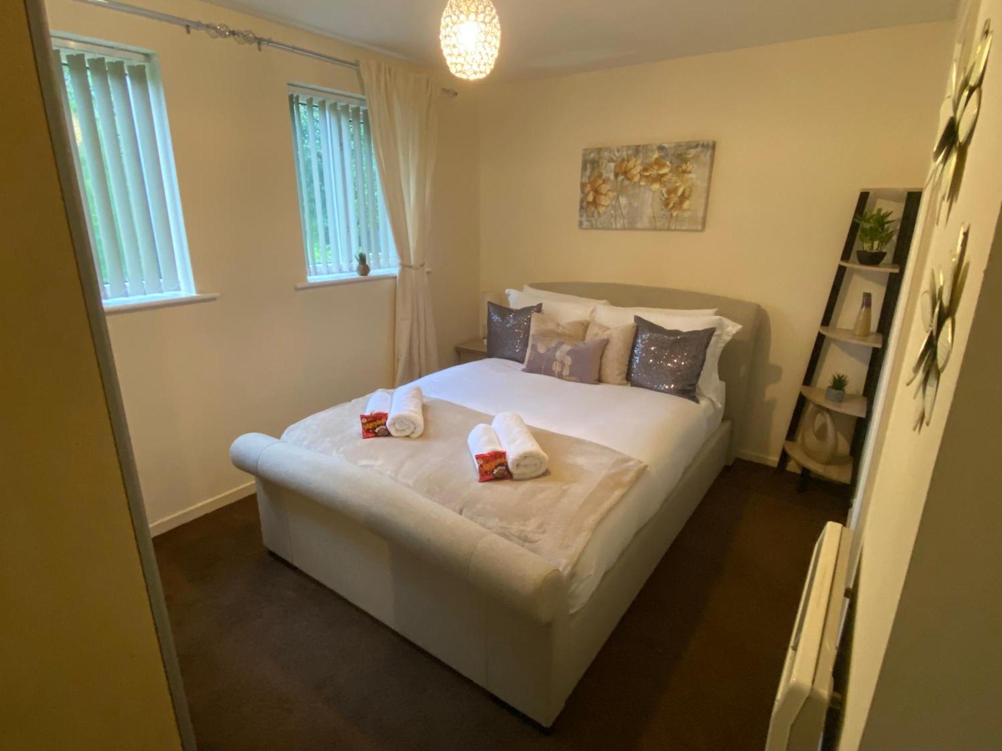 Lovely 2 Dbl Bed Apartment Near Heaton Park And North Manchester Hospital With Parking Bagian luar foto