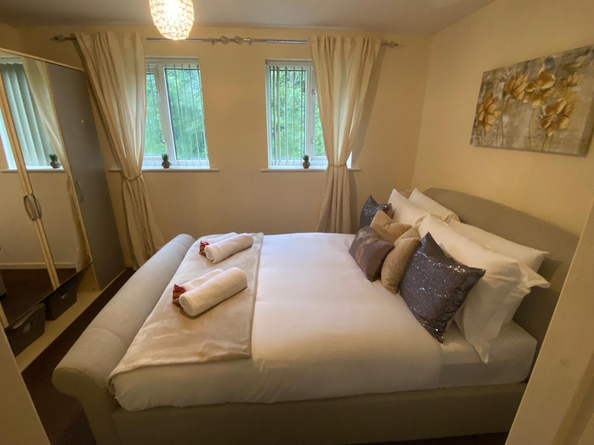 Lovely 2 Dbl Bed Apartment Near Heaton Park And North Manchester Hospital With Parking Bagian luar foto