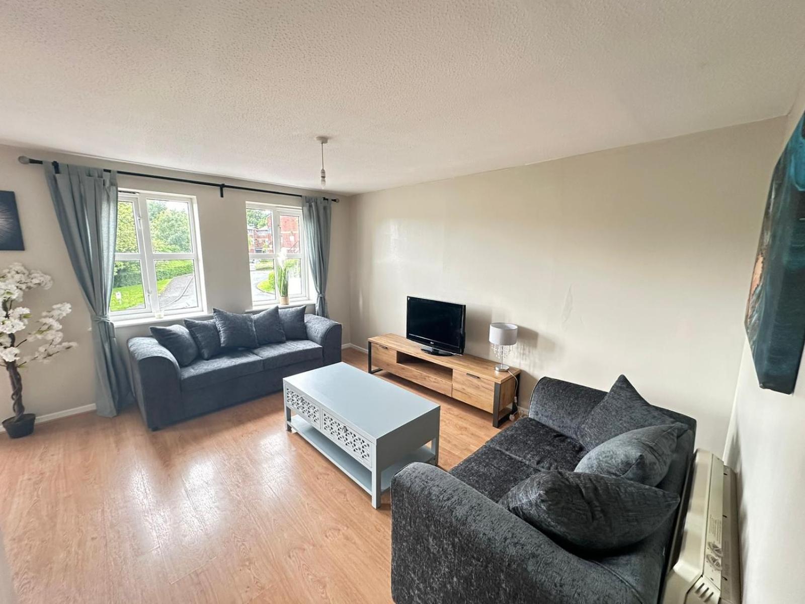 Lovely 2 Dbl Bed Apartment Near Heaton Park And North Manchester Hospital With Parking Bagian luar foto